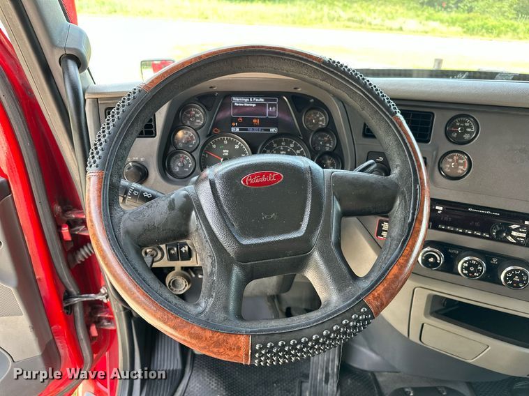 image for item DP3167 2017 Peterbilt 579  semi truck
