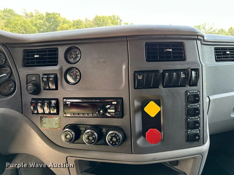 image for item DP3167 2017 Peterbilt 579  semi truck