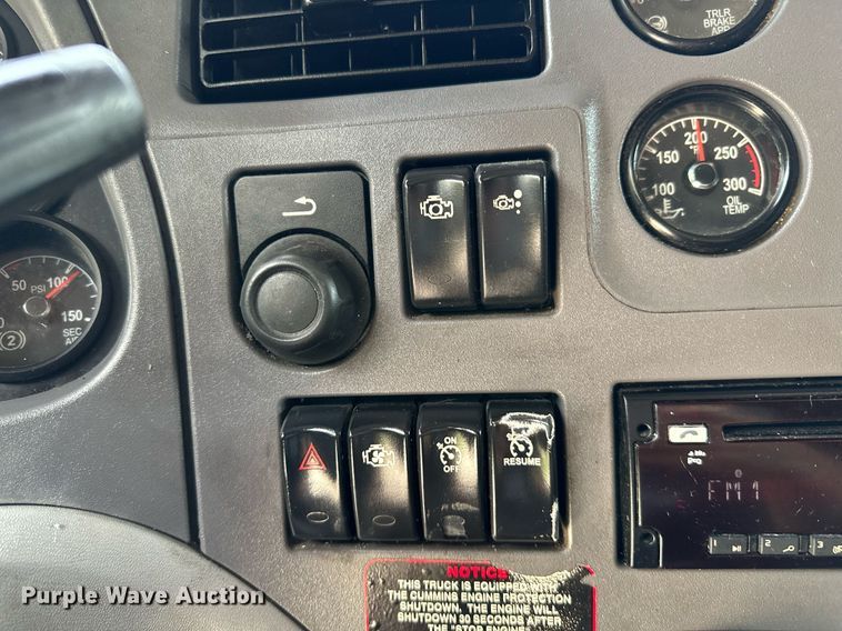 image for item DP3167 2017 Peterbilt 579  semi truck