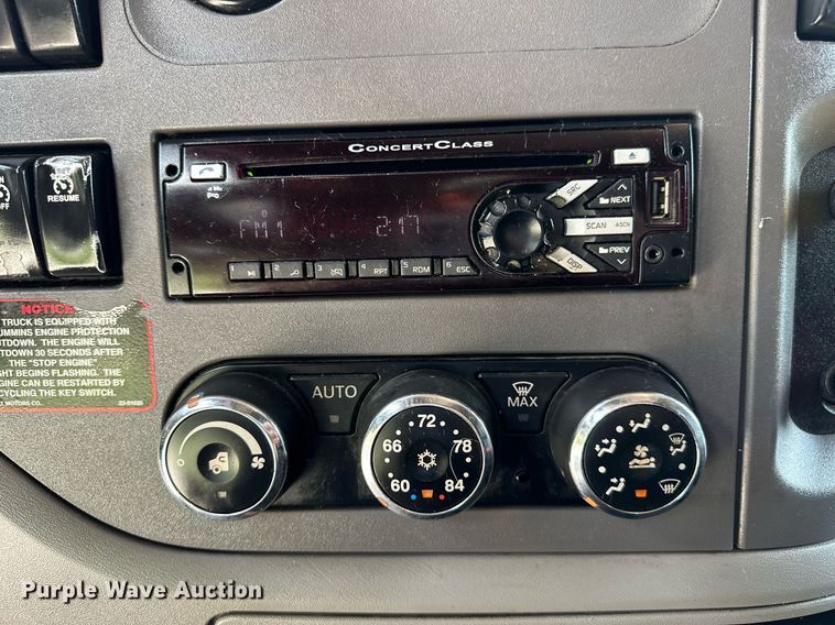 image for item DP3167 2017 Peterbilt 579  semi truck