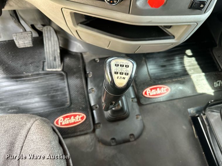 image for item DP3167 2017 Peterbilt 579  semi truck