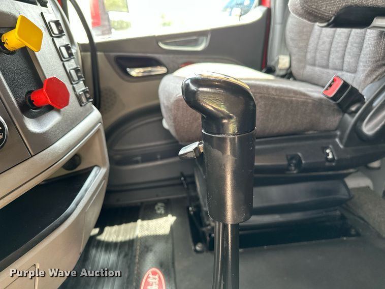 image for item DP3167 2017 Peterbilt 579  semi truck