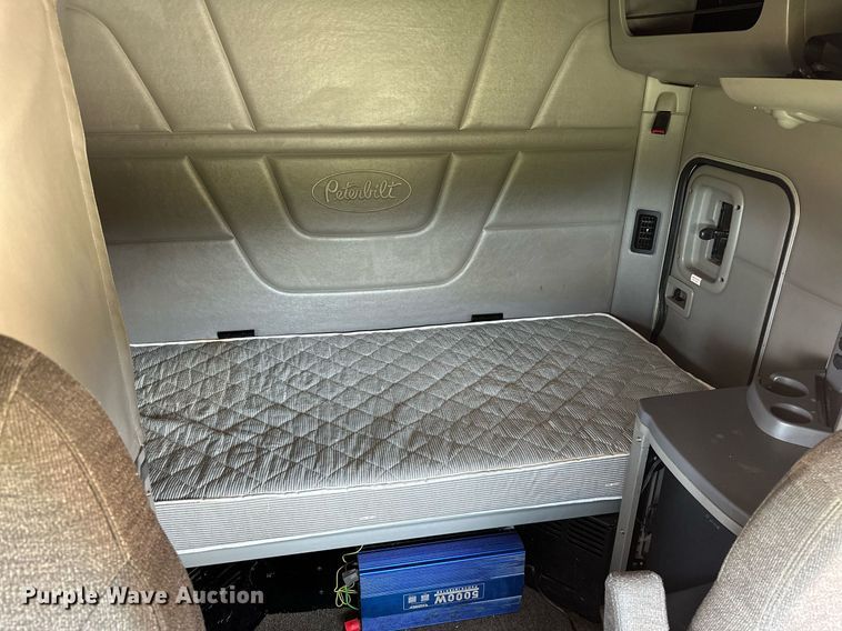 image for item DP3167 2017 Peterbilt 579  semi truck