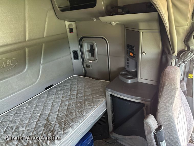 image for item DP3167 2017 Peterbilt 579  semi truck