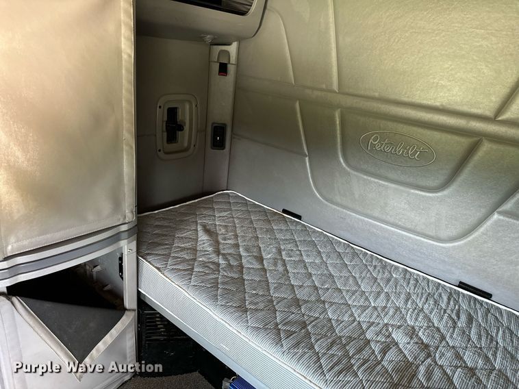 image for item DP3167 2017 Peterbilt 579  semi truck