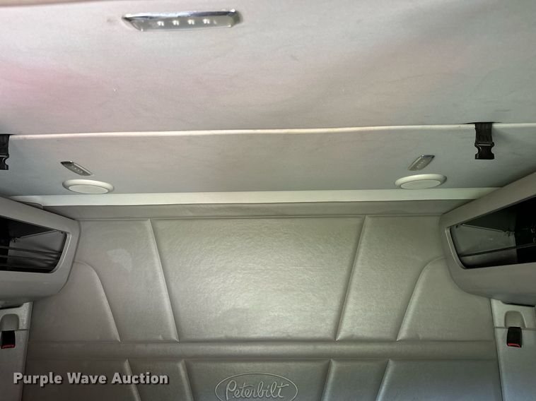 image for item DP3167 2017 Peterbilt 579  semi truck