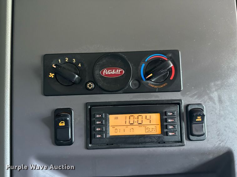 image for item DP3167 2017 Peterbilt 579  semi truck