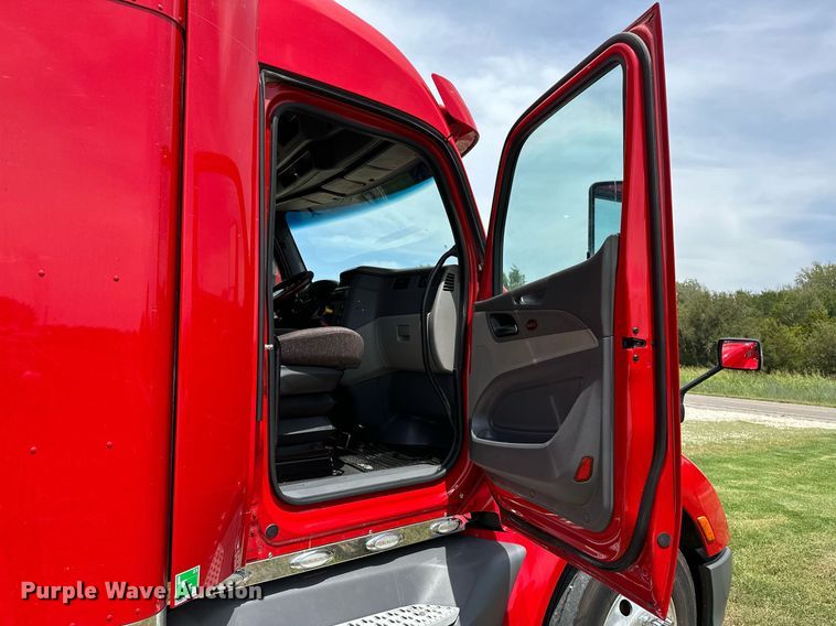 image for item DP3167 2017 Peterbilt 579  semi truck