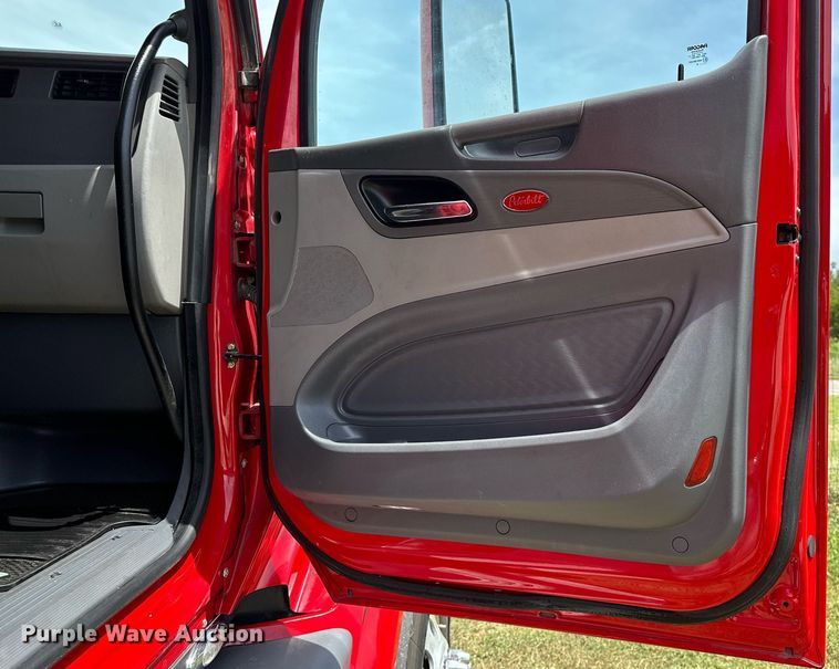 image for item DP3167 2017 Peterbilt 579  semi truck