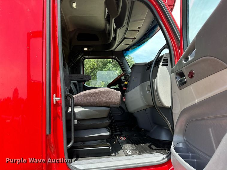 image for item DP3167 2017 Peterbilt 579  semi truck