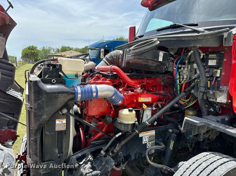 image for item DP3167 2017 Peterbilt 579  semi truck