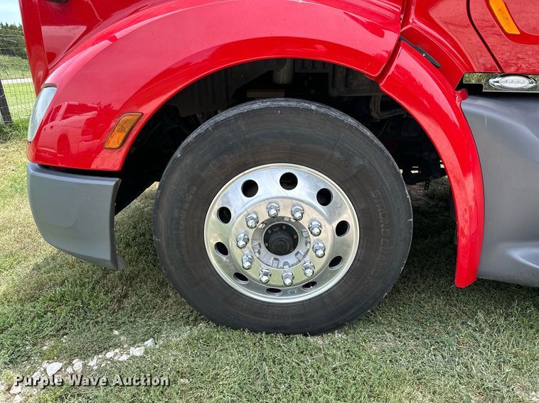 image for item DP3167 2017 Peterbilt 579  semi truck