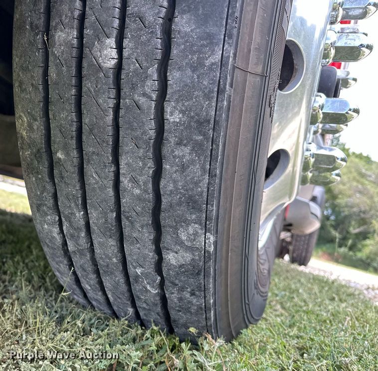 image for item DP3167 2017 Peterbilt 579  semi truck