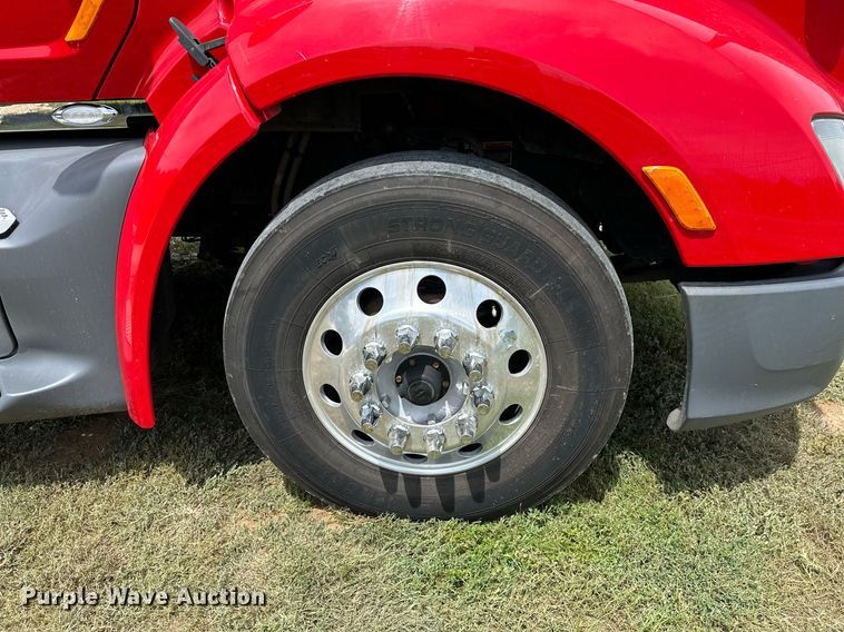 image for item DP3167 2017 Peterbilt 579  semi truck