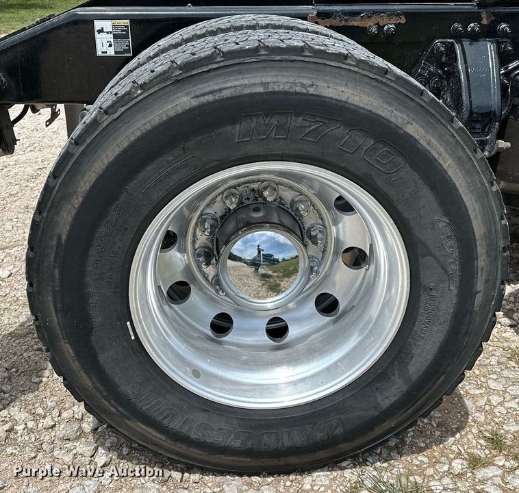 image for item DP3167 2017 Peterbilt 579  semi truck