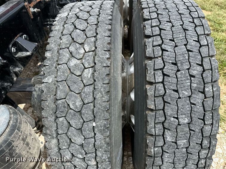 image for item DP3167 2017 Peterbilt 579  semi truck