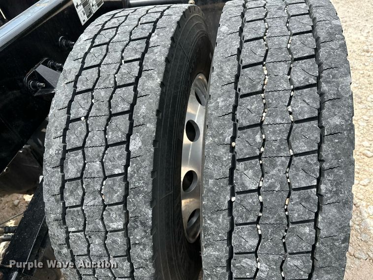 image for item DP3167 2017 Peterbilt 579  semi truck