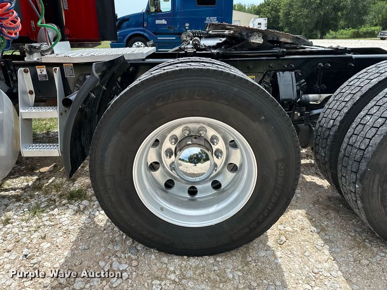 image for item DP3167 2017 Peterbilt 579  semi truck