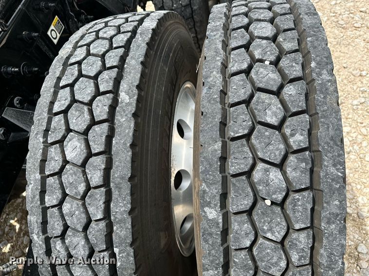 image for item DP3167 2017 Peterbilt 579  semi truck