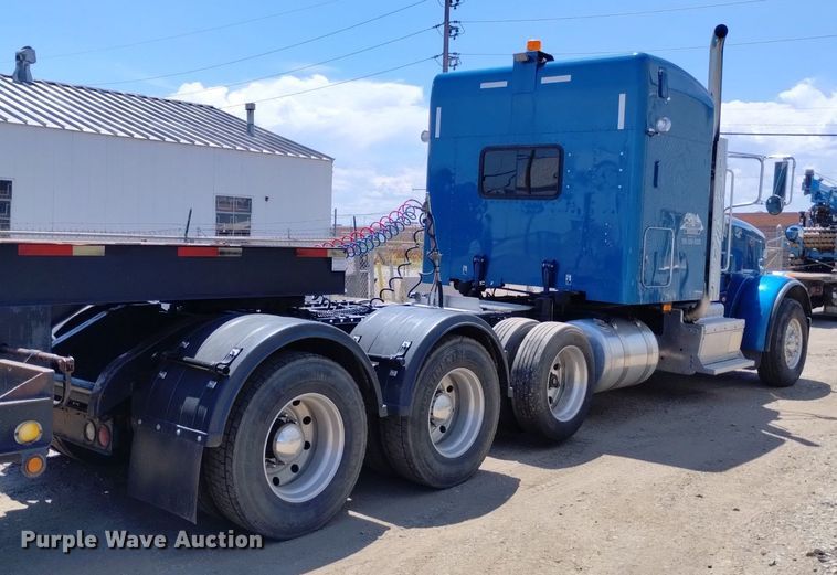 image for item DP3328 2013 Peterbilt 367  semi truck
