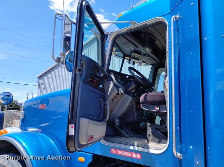image for item DP3328 2013 Peterbilt 367  semi truck