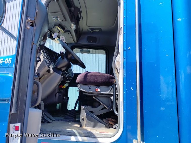 image for item DP3328 2013 Peterbilt 367  semi truck