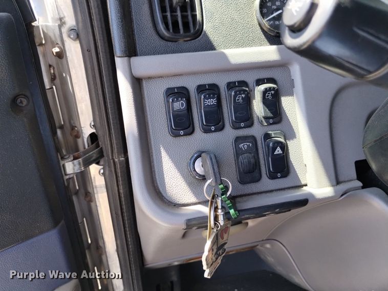 image for item DP3328 2013 Peterbilt 367  semi truck