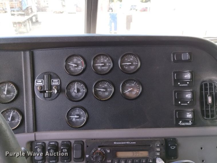 image for item DP3328 2013 Peterbilt 367  semi truck