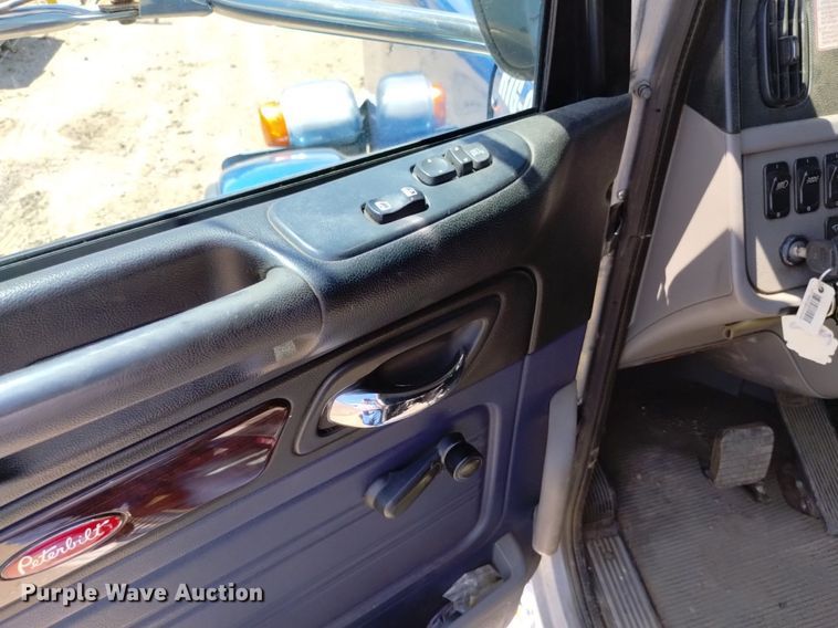 image for item DP3328 2013 Peterbilt 367  semi truck