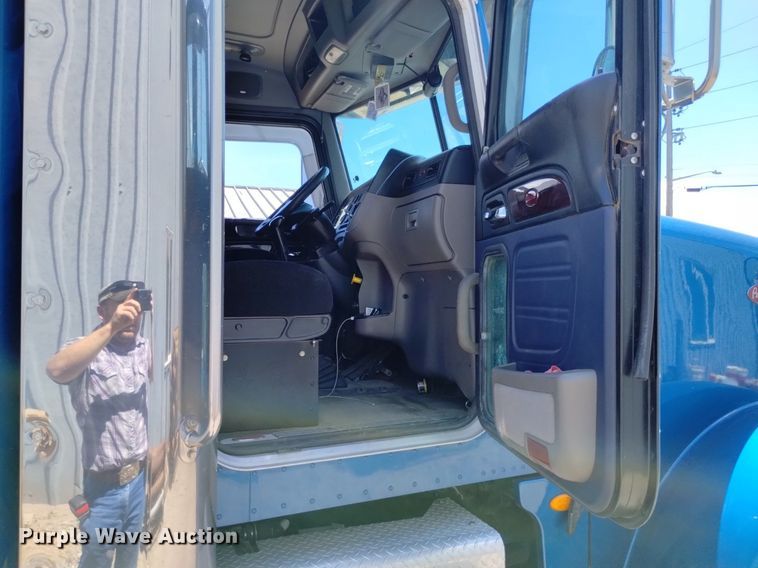 image for item DP3328 2013 Peterbilt 367  semi truck