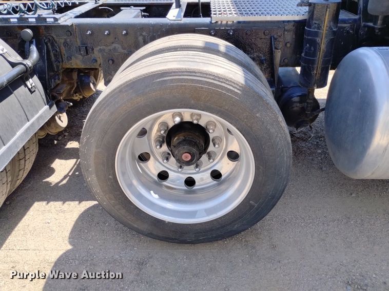 image for item DP3328 2013 Peterbilt 367  semi truck