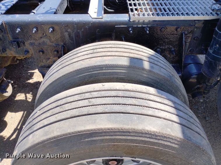 image for item DP3328 2013 Peterbilt 367  semi truck