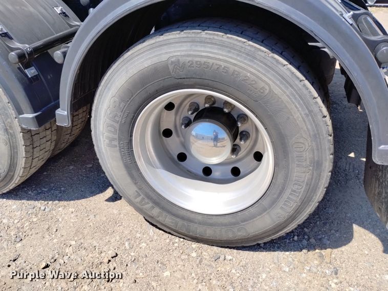 image for item DP3328 2013 Peterbilt 367  semi truck