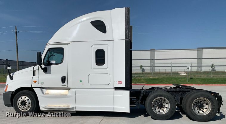 image for item DP8661 2017 Freightliner Cascadia Evolution  semi truck