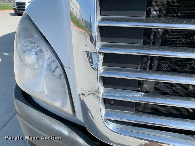 image for item DP8661 2017 Freightliner Cascadia Evolution  semi truck