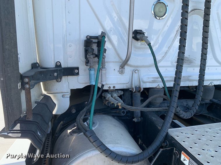 image for item DP8661 2017 Freightliner Cascadia Evolution  semi truck