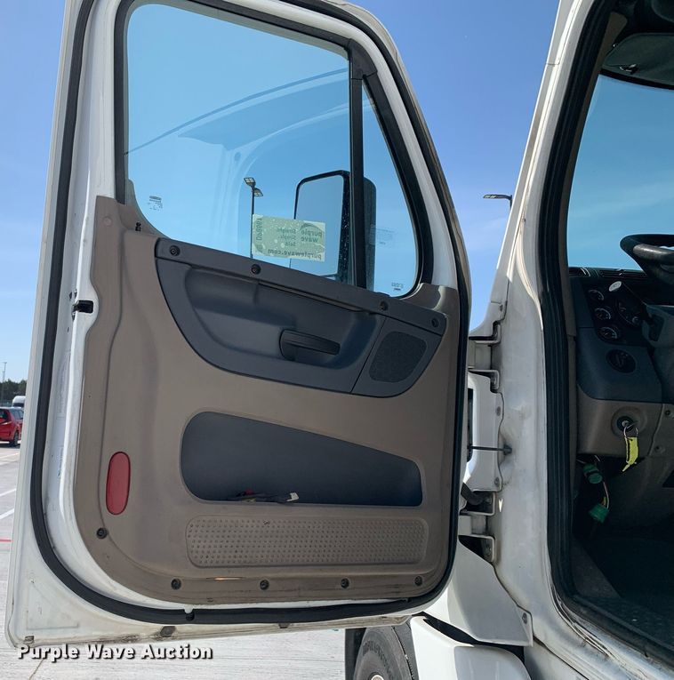 image for item DP8661 2017 Freightliner Cascadia Evolution  semi truck