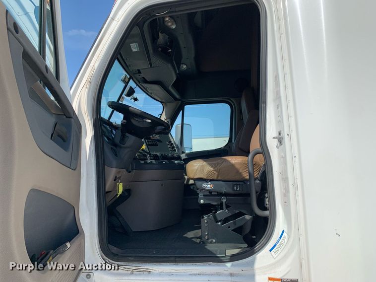 image for item DP8661 2017 Freightliner Cascadia Evolution  semi truck