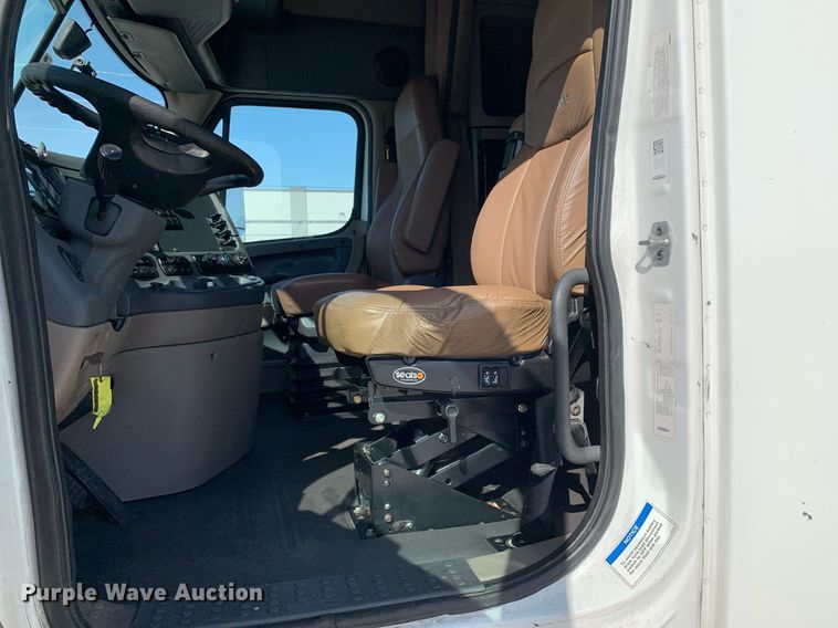 image for item DP8661 2017 Freightliner Cascadia Evolution  semi truck