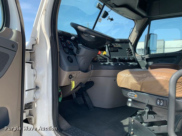 image for item DP8661 2017 Freightliner Cascadia Evolution  semi truck