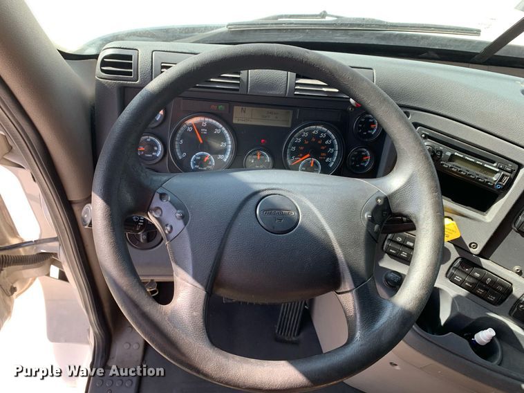 image for item DP8661 2017 Freightliner Cascadia Evolution  semi truck