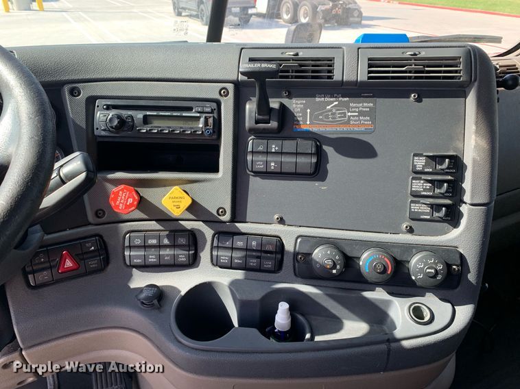 image for item DP8661 2017 Freightliner Cascadia Evolution  semi truck