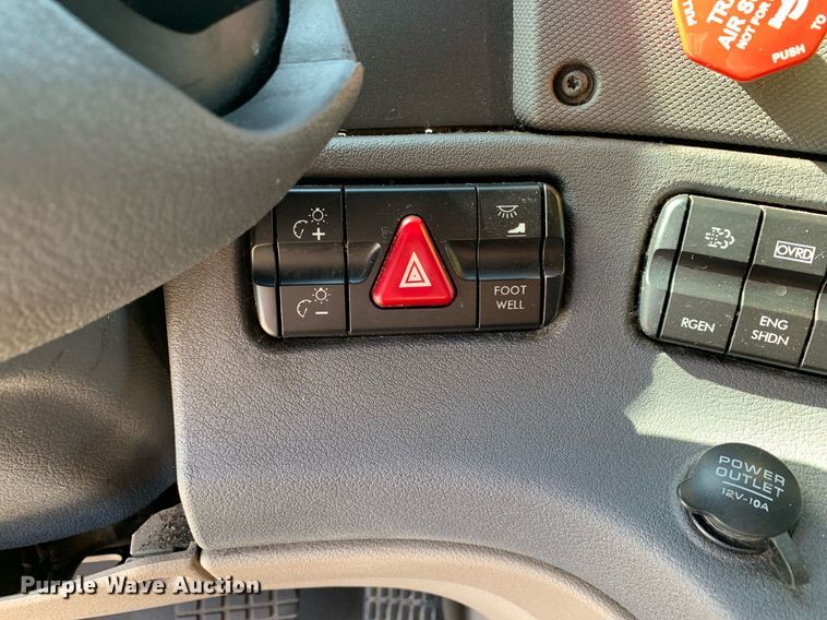 image for item DP8661 2017 Freightliner Cascadia Evolution  semi truck