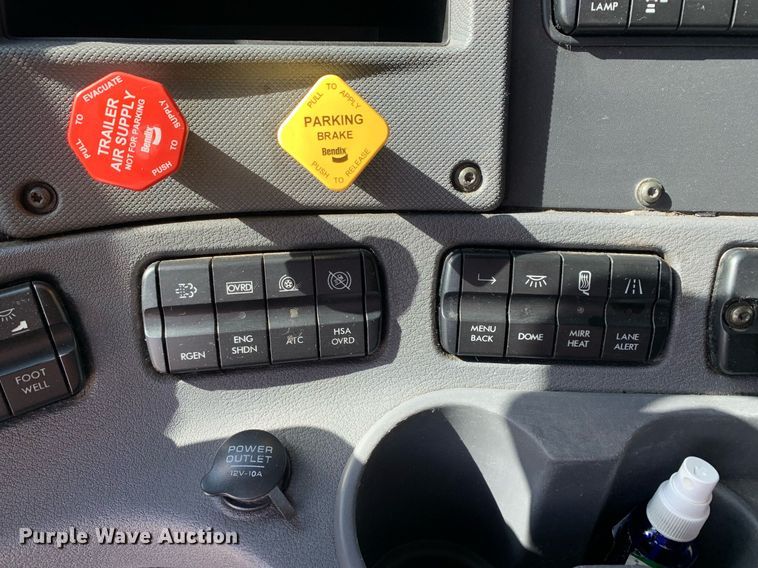 image for item DP8661 2017 Freightliner Cascadia Evolution  semi truck