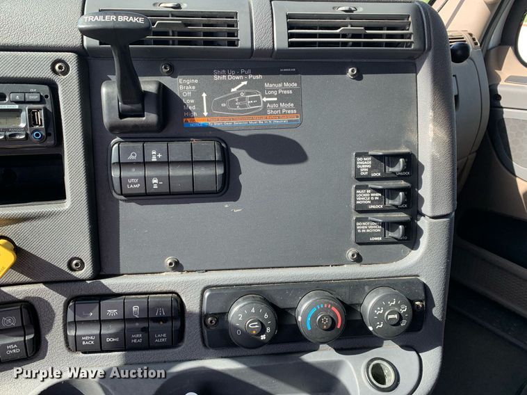 image for item DP8661 2017 Freightliner Cascadia Evolution  semi truck