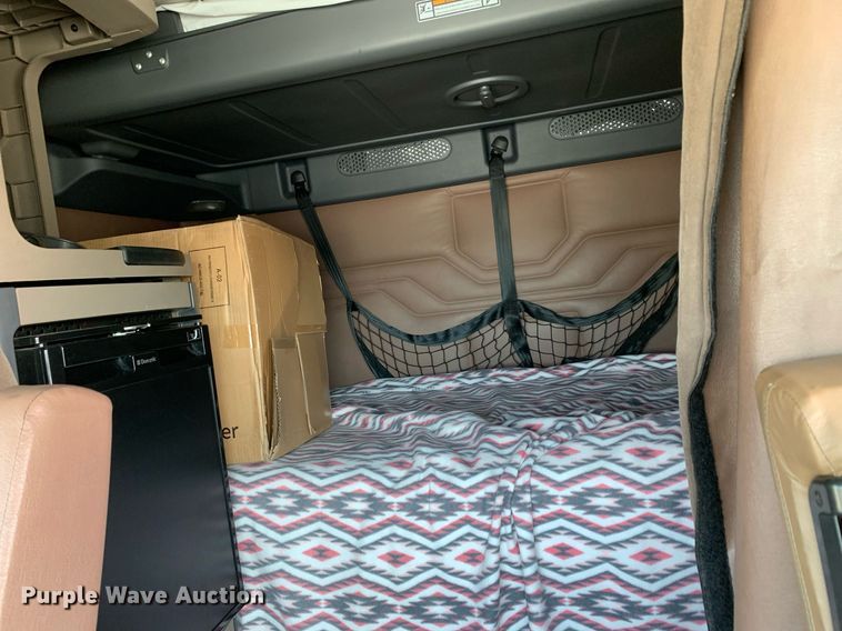 image for item DP8661 2017 Freightliner Cascadia Evolution  semi truck