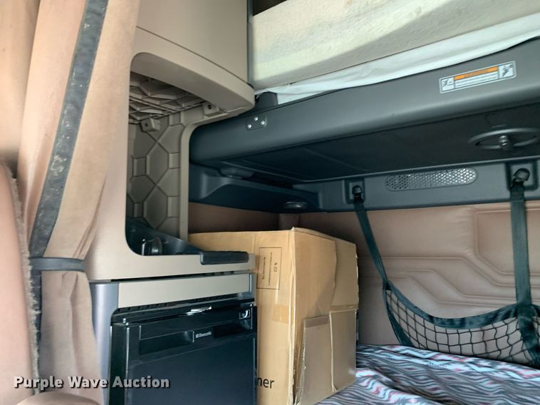 image for item DP8661 2017 Freightliner Cascadia Evolution  semi truck