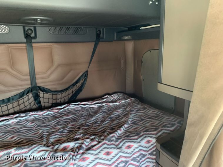 image for item DP8661 2017 Freightliner Cascadia Evolution  semi truck