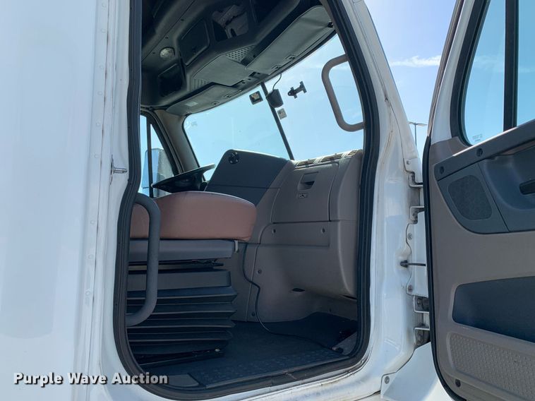 image for item DP8661 2017 Freightliner Cascadia Evolution  semi truck