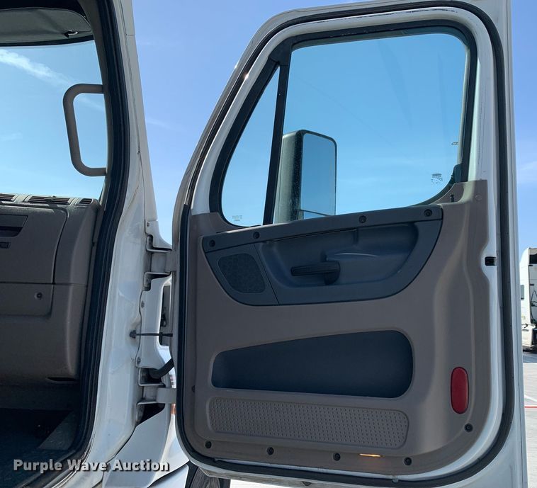 image for item DP8661 2017 Freightliner Cascadia Evolution  semi truck